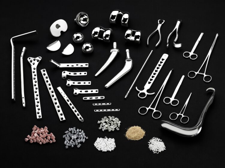 THE SURFACE TREATMENT oF MEDICAL COMPONENTS WITH MASS FINISHING &Amp; SHOT BLASTING