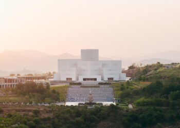 Sequence Of Curved White Marble Volumes Shape Serie Architects’ Ashram Auditorium In India