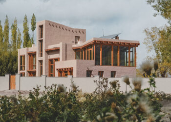 Northern Indian Vernacular Guides Field Architects’ Earth-Clad Gulzar’s Residence