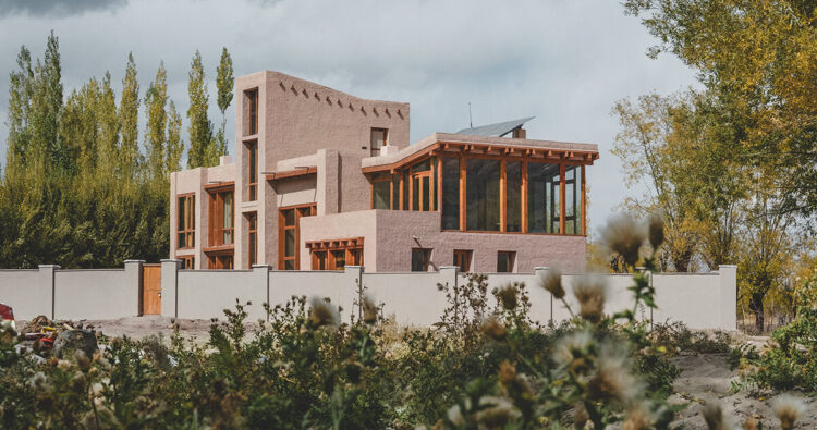 Northern Indian Vernacular Guides Field Architects’ Earth-Clad Gulzar’s Residence